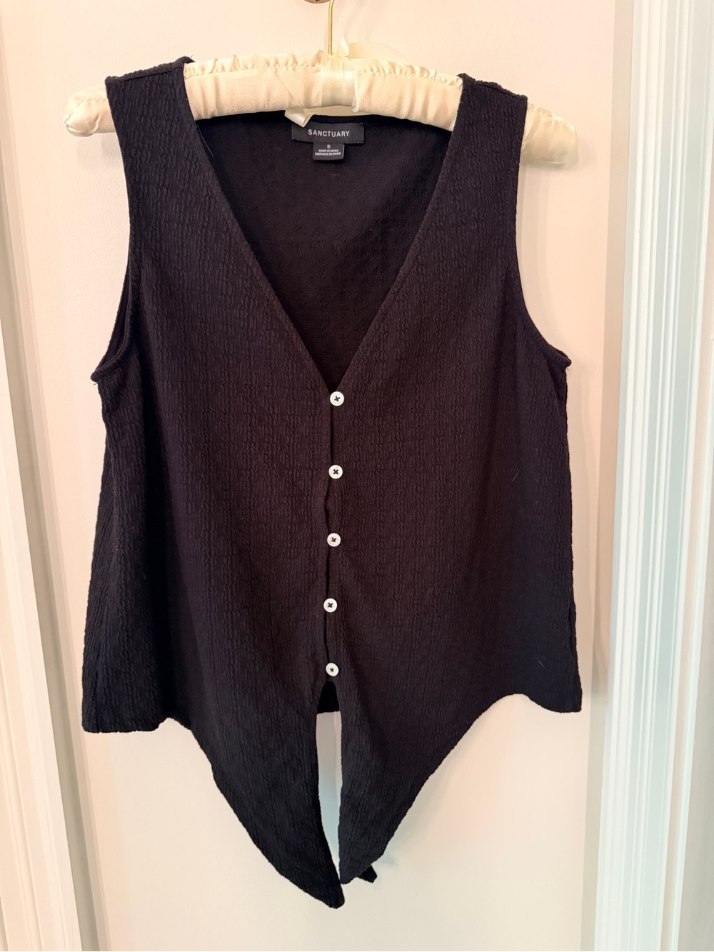 Sanctuary Black Sleeveless Button-Front V-Neck Asymmetrical Hem Top